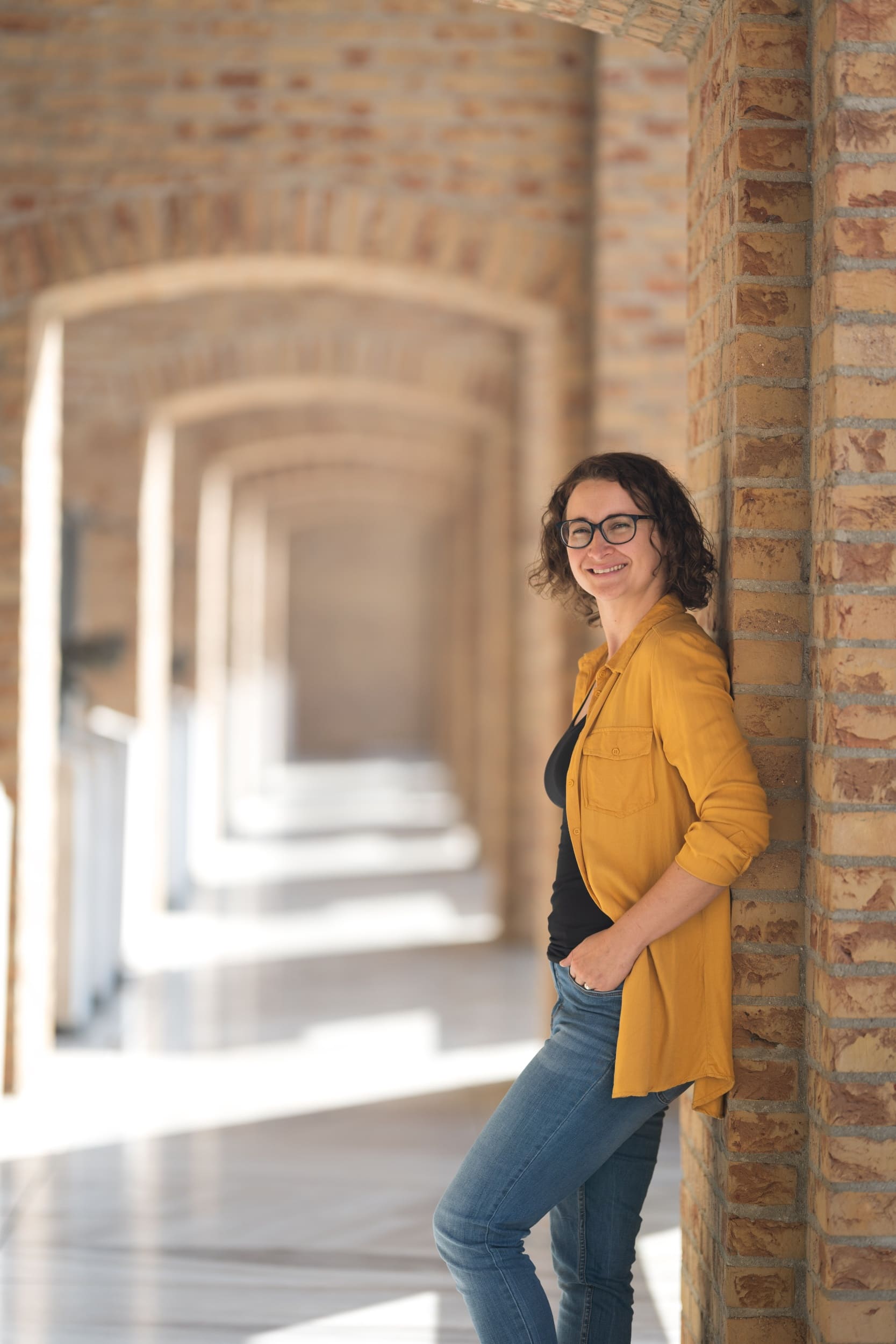 Radka Petrtýlová s&nbsp;mikrofonem při nahrávání podcastu